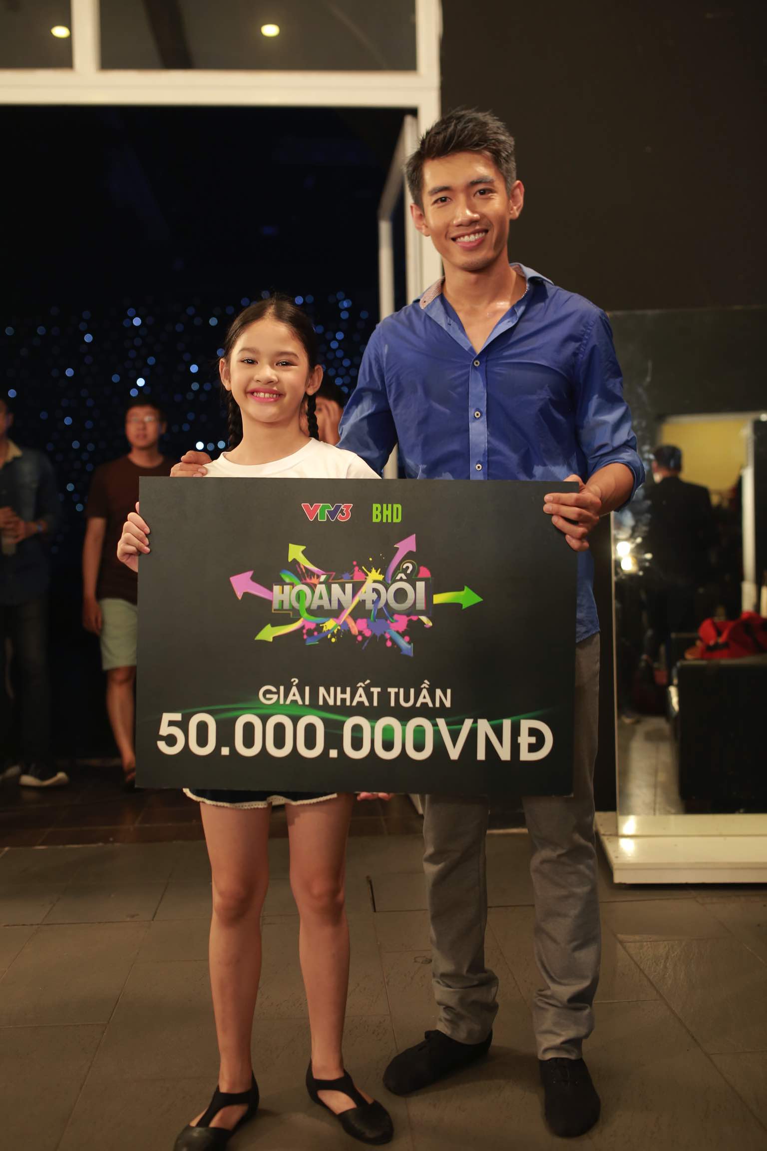 Hoán đổi: La Thành bắt chước Sơn Tùng mặc áo lông giữa trời nóng - Ảnh 8. Hoán đổi: La Thành bắt chước Sơn Tùng mặc áo lông giữa trời nóng - Ảnh 8.