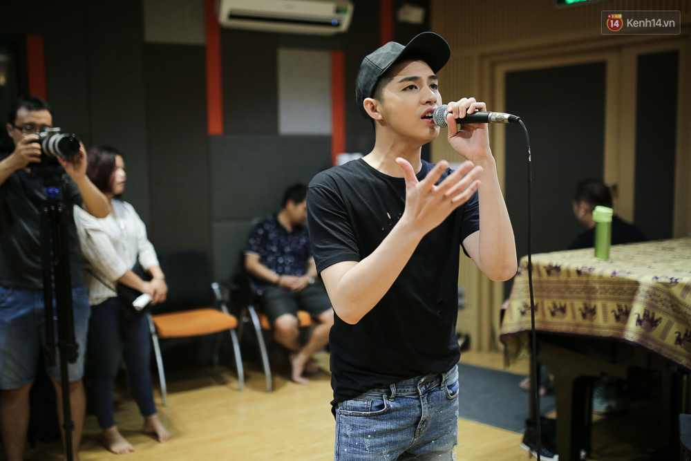 Noo Phước Thịnh căng thẳng tập luyện cùng ban nhạc cho Live Concert hoành tráng - Ảnh 3. Noo Phước Thịnh căng thẳng tập luyện cùng ban nhạc cho Live Concert hoành tráng - Ảnh 3.