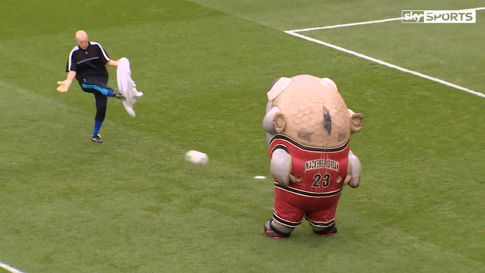 Rơi hết quần áo sau khi bị linh vật nuốt chửng rồi... nhè ra - Ảnh 2. Rơi hết quần áo sau khi bị linh vật nuốt chửng rồi... nhè ra - Ảnh 2.