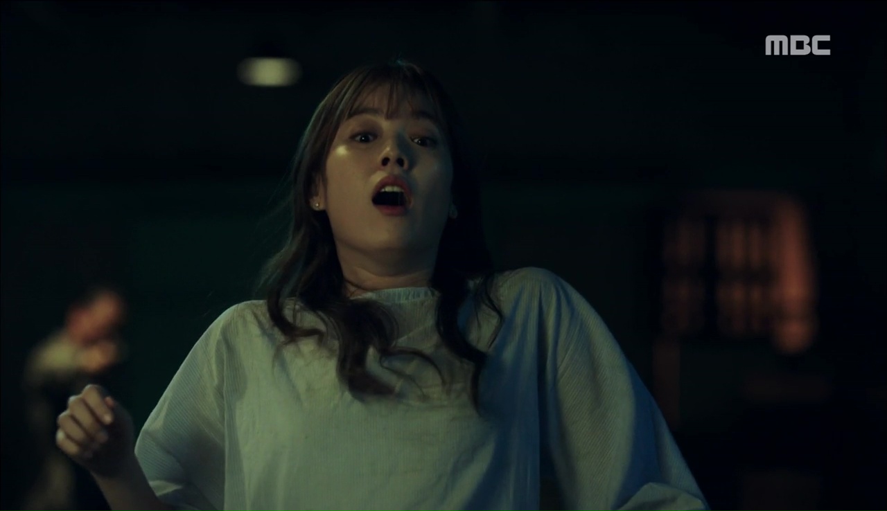 W - Two Worlds: Cạn lời trước khả năng sống dai như đỉa của sát thủ áo đen - Ảnh 8. W - Two Worlds: Cạn lời trước khả năng sống dai như đỉa của sát thủ áo đen - Ảnh 8.