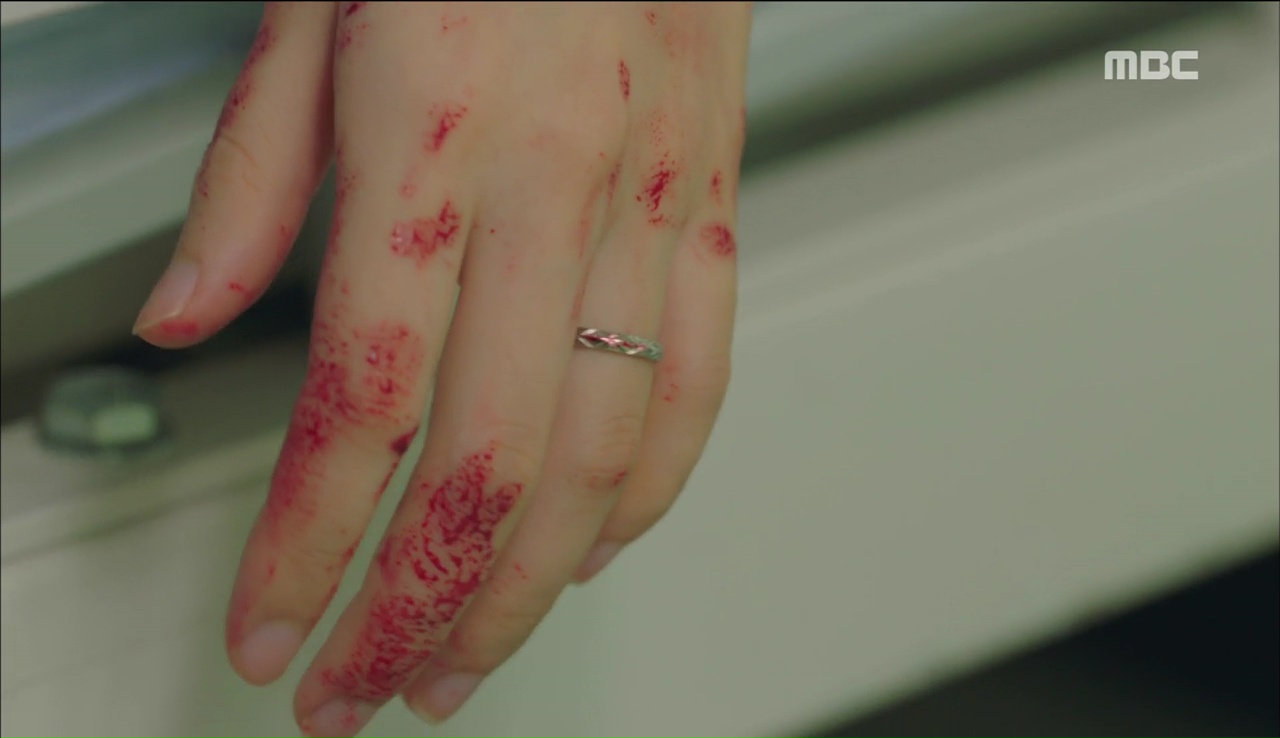 W - Two Worlds: Cạn lời trước khả năng sống dai như đỉa của sát thủ áo đen - Ảnh 19. W - Two Worlds: Cạn lời trước khả năng sống dai như đỉa của sát thủ áo đen - Ảnh 19.