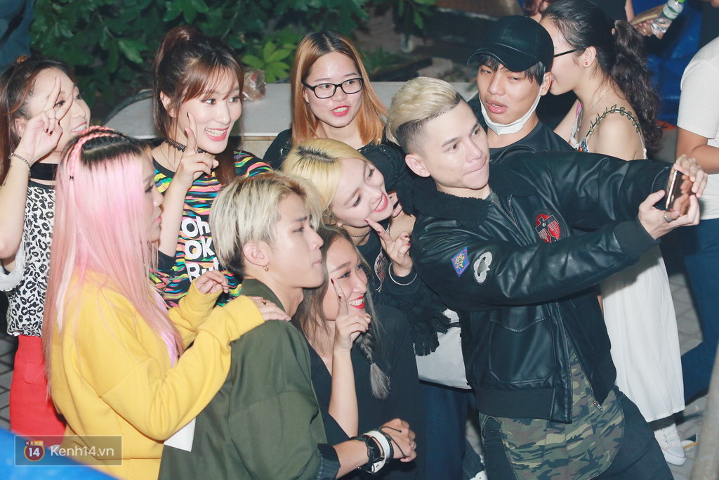 Ông Cao Thắng ôm từ phía sau, bí mật cùng fan mừng sinh nhật sớm cho Đông Nhi - Ảnh 34. Ông Cao Thắng ôm từ phía sau, bí mật cùng fan mừng sinh nhật sớm cho Đông Nhi - Ảnh 34.