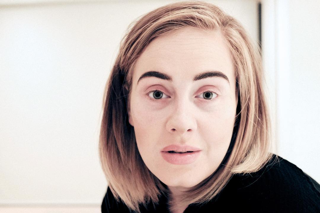 Adele trông như người lạ lúc thiếu đi đường kẻ mắt trứ danh - Ảnh 1.
