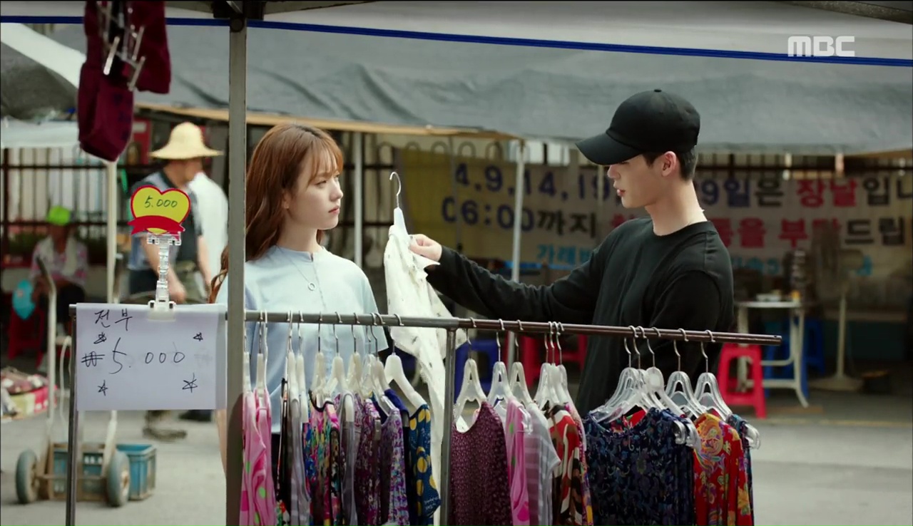 “W”: Han Hyo Joo sửng sốt khi Lee Jong Suk có trong tay quyển W số 34 - Ảnh 1. “W”: Han Hyo Joo sửng sốt khi Lee Jong Suk có trong tay quyển W số 34 - Ảnh 1.