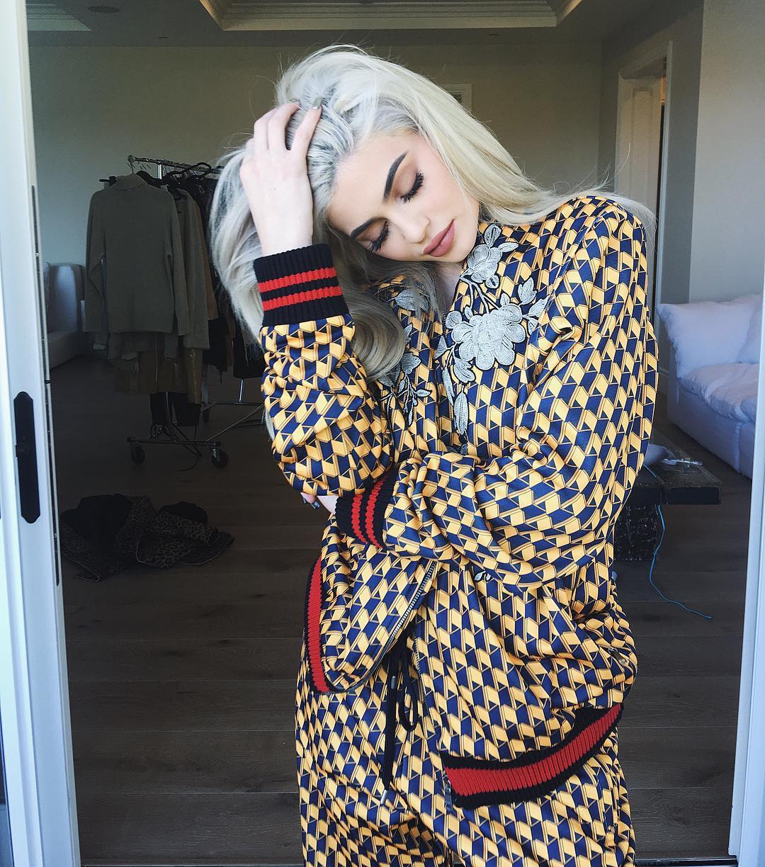 Kylie Jenner phá đảo kỷ lục diện đồ rẻ của sao thế giới khi diện áo chưa đến 100.000 VNĐ - Ảnh 1. Kylie Jenner phá đảo kỷ lục diện đồ rẻ của sao thế giới khi diện áo chưa đến 100.000 VNĐ - Ảnh 1.
