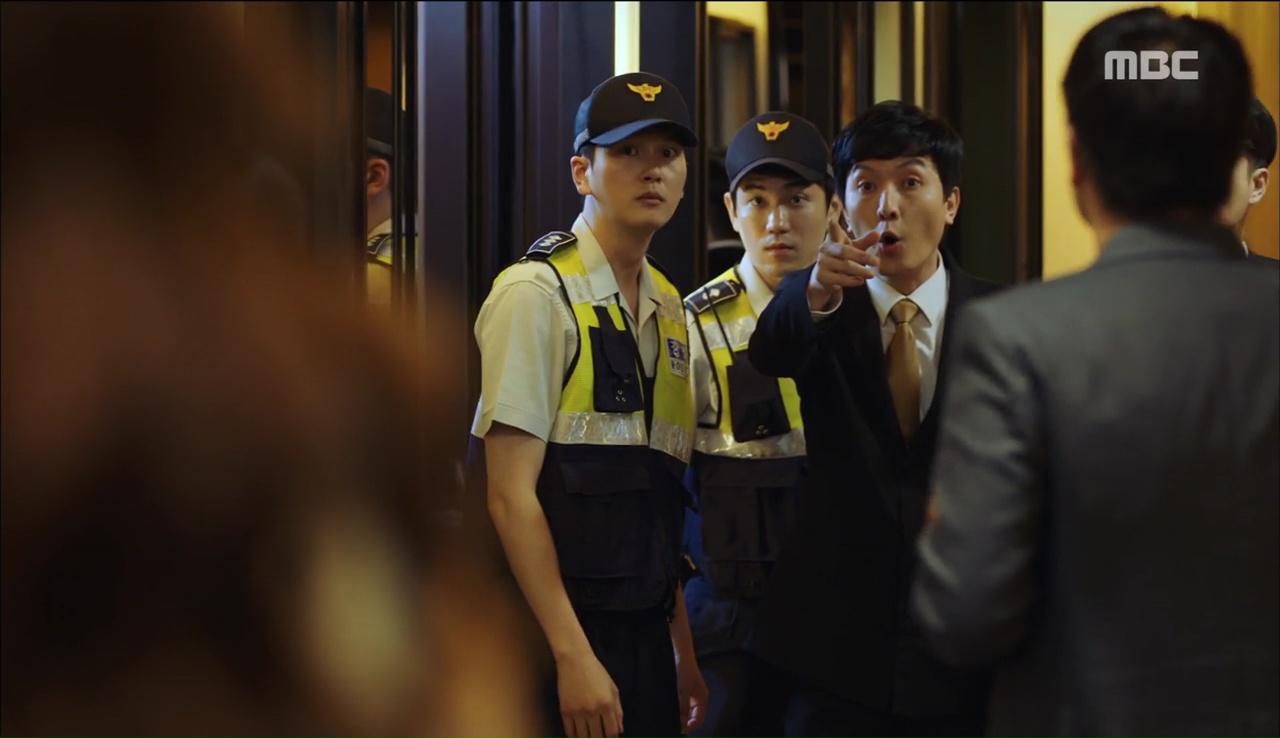 “W”: Lee Jong Suk từ truyện tranh đã bước ra thế giới thực! - Ảnh 2. “W”: Lee Jong Suk từ truyện tranh đã bước ra thế giới thực! - Ảnh 2.