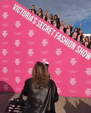 Dàn thiên thần Victorias Secret tưng bừng lên đường sang Paris chuẩn bị cho VSFS 2016 - Ảnh 2.