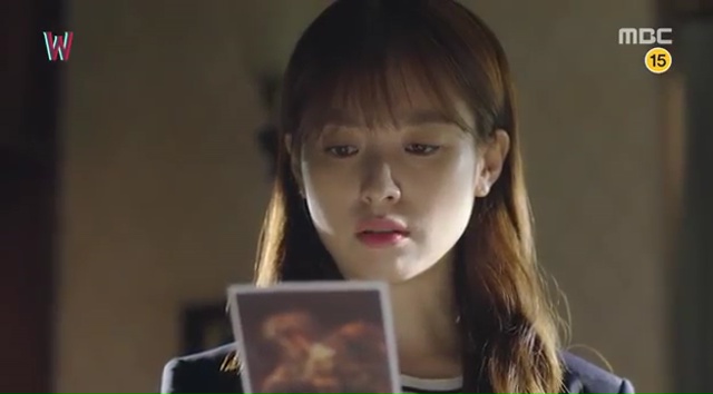 “W” - Chuyện như đùa: Lee Jong Suk thò tay khỏi màn hình, kéo Han Hyo Joo vào máy tính - Ảnh 5.