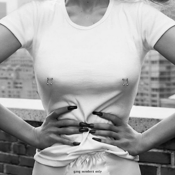 Sau khi Kendall Jenner xỏ khuyên ngực, dân tình đổ xô diện áo xỏ khuyên siêu độc đáo - Ảnh 4. Sau khi Kendall Jenner xỏ khuyên ngực, dân tình đổ xô diện áo xỏ khuyên siêu độc đáo - Ảnh 4.