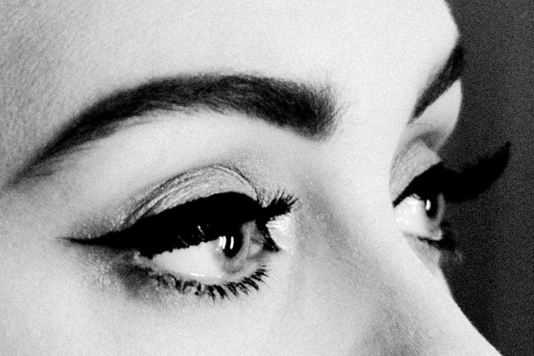 Adele trông như người lạ lúc thiếu đi đường kẻ mắt trứ danh - Ảnh 4.