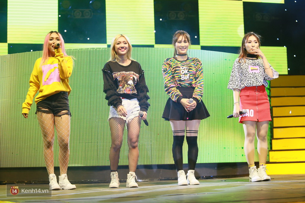 Ông Cao Thắng ôm từ phía sau, bí mật cùng fan mừng sinh nhật sớm cho Đông Nhi - Ảnh 20. Ông Cao Thắng ôm từ phía sau, bí mật cùng fan mừng sinh nhật sớm cho Đông Nhi - Ảnh 20.