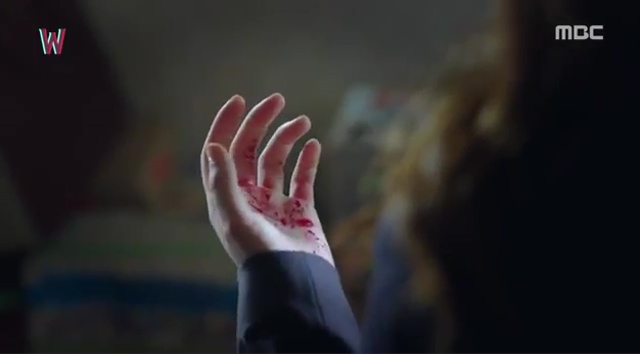 “W” - Chuyện như đùa: Lee Jong Suk thò tay khỏi màn hình, kéo Han Hyo Joo vào máy tính - Ảnh 6.