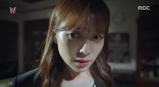 “W” - Chuyện như đùa: Lee Jong Suk thò tay khỏi màn hình, kéo Han Hyo Joo vào máy tính - Ảnh 7.