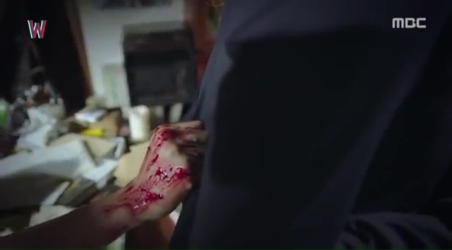 “W” - Chuyện như đùa: Lee Jong Suk thò tay khỏi màn hình, kéo Han Hyo Joo vào máy tính - Ảnh 8. “W” - Chuyện như đùa: Lee Jong Suk thò tay khỏi màn hình, kéo Han Hyo Joo vào máy tính - Ảnh 8.