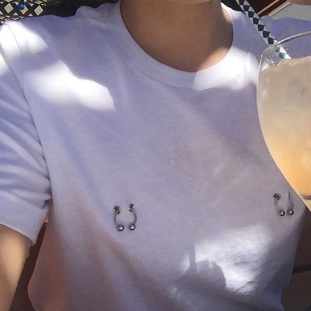 Sau khi Kendall Jenner xỏ khuyên ngực, dân tình đổ xô diện áo xỏ khuyên siêu độc đáo - Ảnh 11. Sau khi Kendall Jenner xỏ khuyên ngực, dân tình đổ xô diện áo xỏ khuyên siêu độc đáo - Ảnh 11.