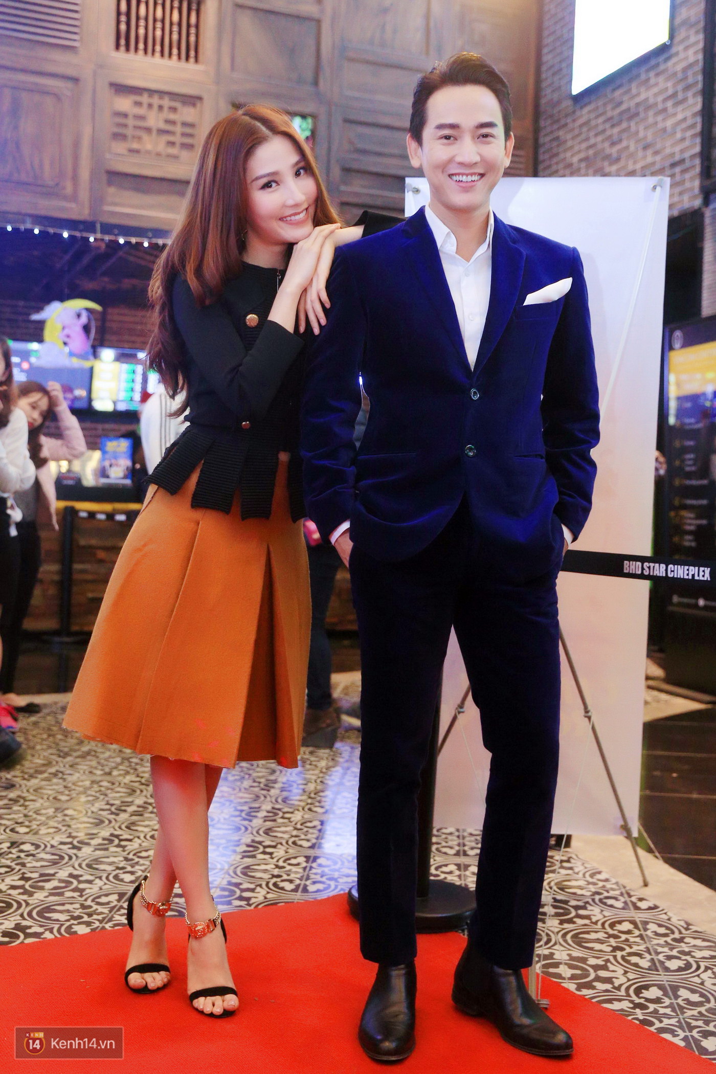 Diễm My 9x tình tứ bên cạnh Hứa Vĩ Văn tại họp báo Chạy Đi Rồi Tính - Ảnh 1. Diễm My 9x tình tứ bên cạnh Hứa Vĩ Văn tại họp báo Chạy Đi Rồi Tính - Ảnh 1.