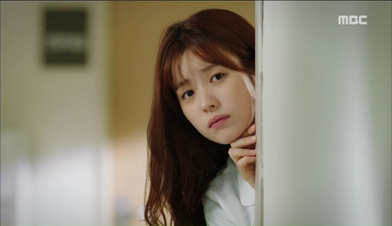 “W”: Từ cuộc đời vạn người mê, Lee Jong Suk và Han Hyo Joo giờ đây không khác gì ăn mày - Ảnh 9. “W”: Từ cuộc đời vạn người mê, Lee Jong Suk và Han Hyo Joo giờ đây không khác gì ăn mày - Ảnh 9.