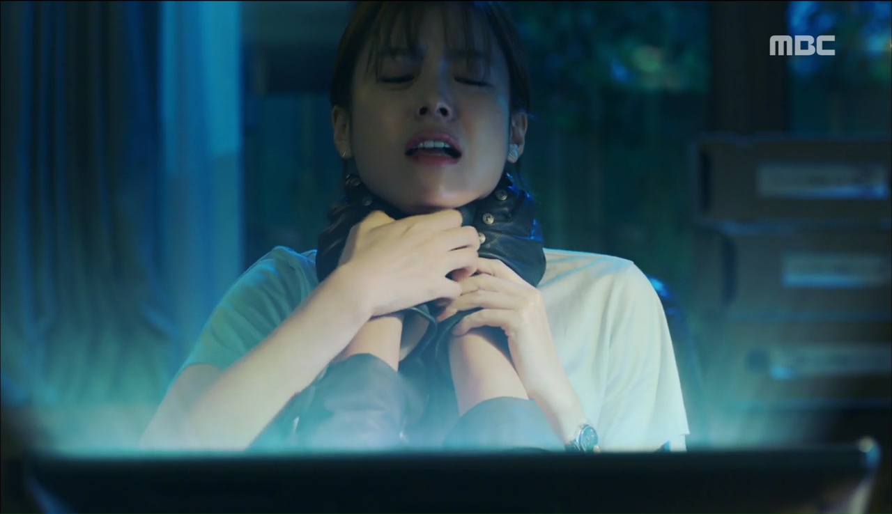 “W”: Han Hyo Joo sửng sốt khi Lee Jong Suk có trong tay quyển W số 34 - Ảnh 11. “W”: Han Hyo Joo sửng sốt khi Lee Jong Suk có trong tay quyển W số 34 - Ảnh 11.