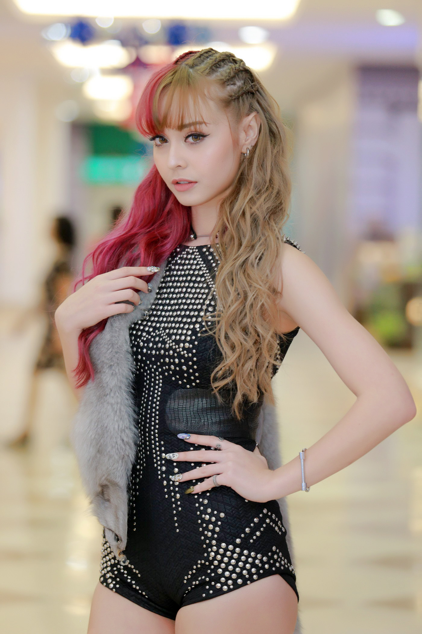 Bông hồng lai MLee gây chú ý với tóc 2 màu, khoe chân thon tại sự kiện - Ảnh 1. Bông hồng lai MLee gây chú ý với tóc 2 màu, khoe chân thon tại sự kiện - Ảnh 1.