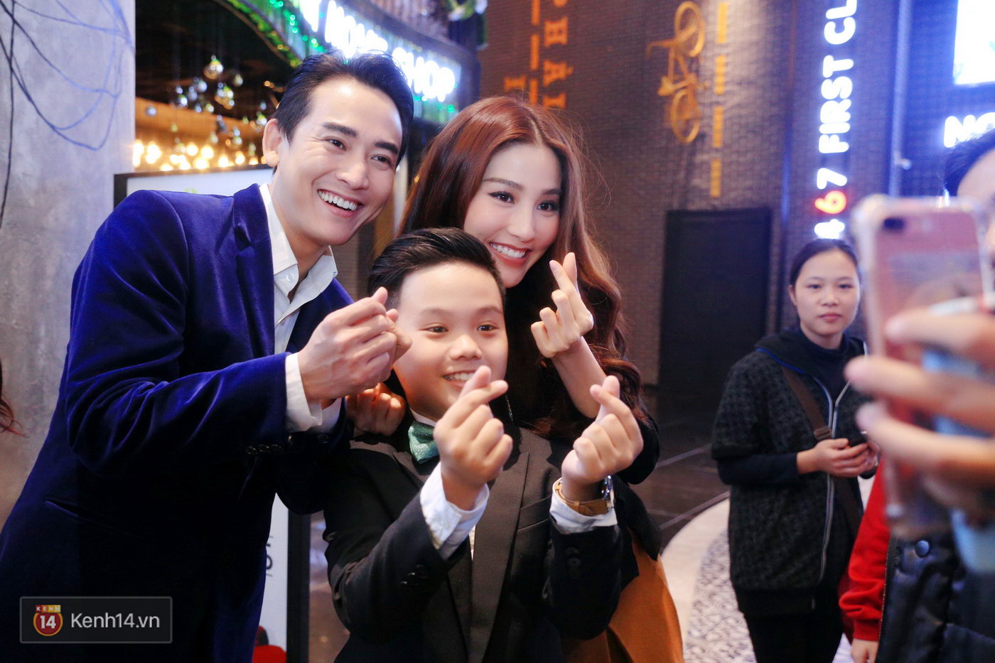 Diễm My 9x tình tứ bên cạnh Hứa Vĩ Văn tại họp báo Chạy Đi Rồi Tính - Ảnh 2. Diễm My 9x tình tứ bên cạnh Hứa Vĩ Văn tại họp báo Chạy Đi Rồi Tính - Ảnh 2.