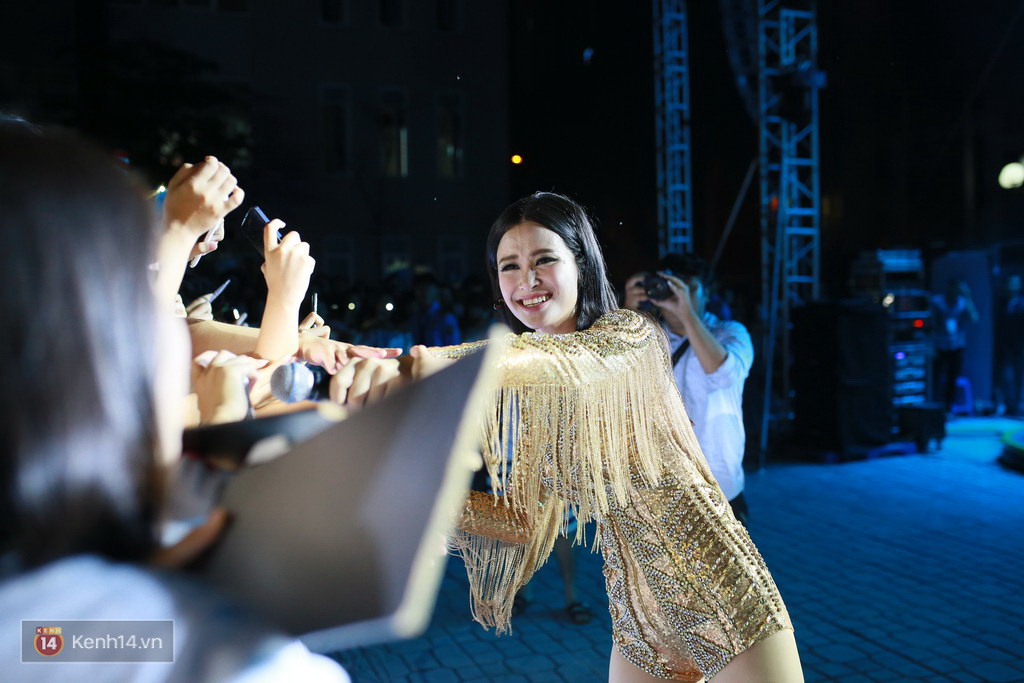 Ông Cao Thắng ôm từ phía sau, bí mật cùng fan mừng sinh nhật sớm cho Đông Nhi - Ảnh 16. Ông Cao Thắng ôm từ phía sau, bí mật cùng fan mừng sinh nhật sớm cho Đông Nhi - Ảnh 16.