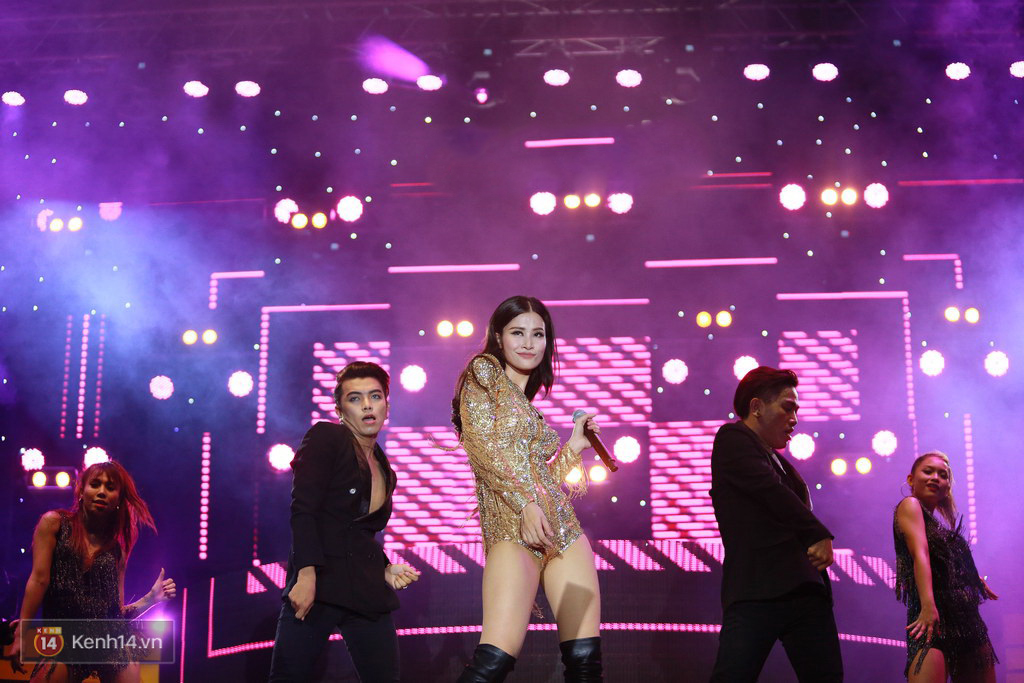 Ông Cao Thắng ôm từ phía sau, bí mật cùng fan mừng sinh nhật sớm cho Đông Nhi - Ảnh 4. Ông Cao Thắng ôm từ phía sau, bí mật cùng fan mừng sinh nhật sớm cho Đông Nhi - Ảnh 4.