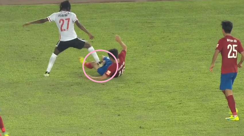 Đạp vào chỗ ấy đối thủ, cựu sao Arsenal nhận kết cục đắng lòng - Ảnh 2. Đạp vào chỗ ấy đối thủ, cựu sao Arsenal nhận kết cục đắng lòng - Ảnh 2.