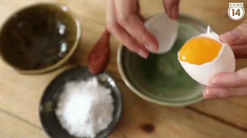Cách tự làm trứng muối có ăn ngay chỉ sau một đêm - Ảnh 3.