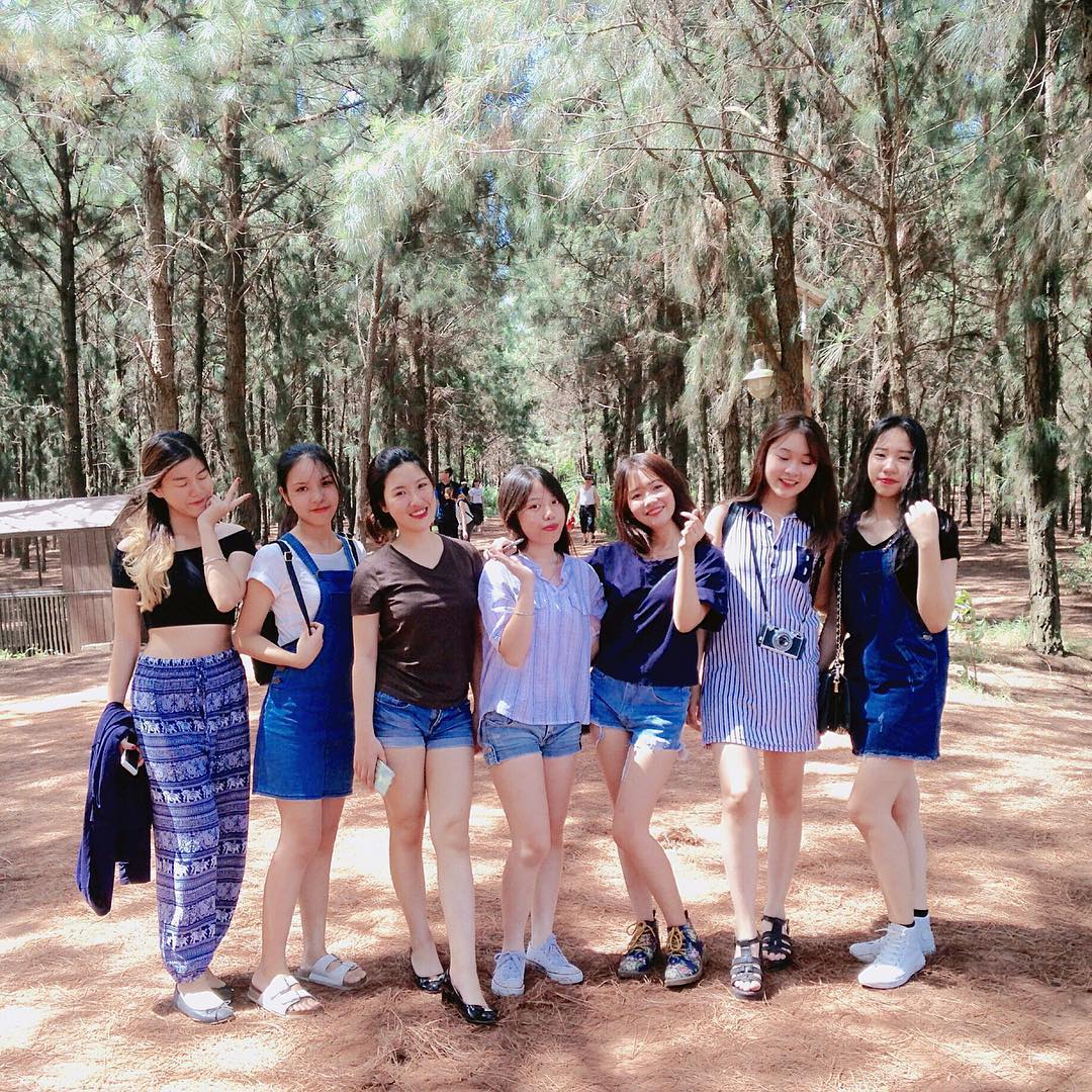 Chụp ảnh cả nhóm thì đừng mặc đồ giống hệt nhau, phối màu theo tông sẽ cool hơn nhiều! - Ảnh 15. Chụp ảnh cả nhóm thì đừng mặc đồ giống hệt nhau, phối màu theo tông sẽ cool hơn nhiều! - Ảnh 15.