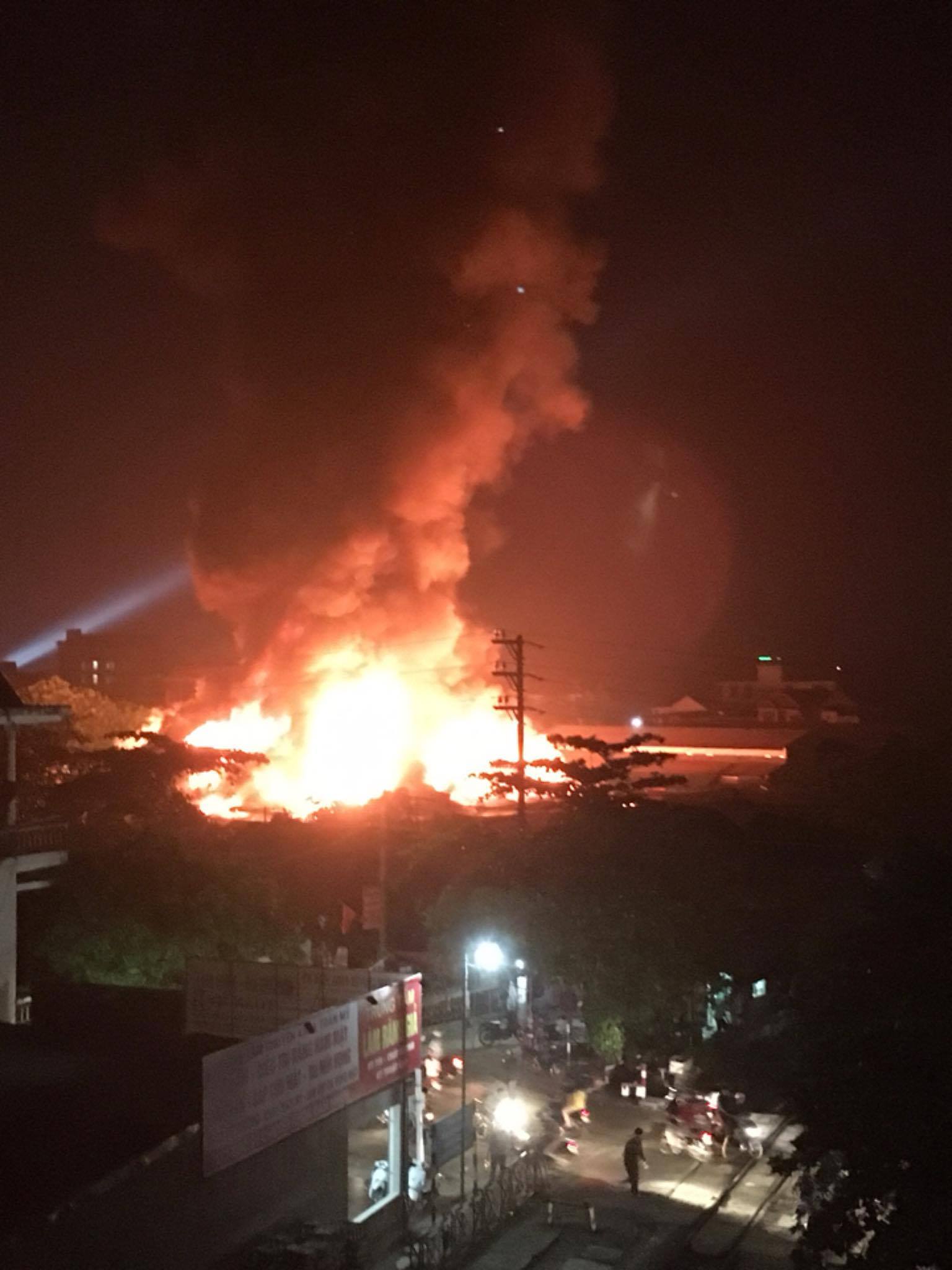 Hà Tĩnh: Cháy chợ trong đêm, gần 1.000 tiểu thương trở tay không kịp - Ảnh 1. Hà Tĩnh: Cháy chợ trong đêm, gần 1.000 tiểu thương trở tay không kịp - Ảnh 1.