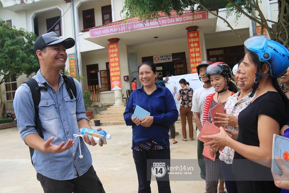 Clip: Bà con vùng lũ cùng MC Phan Anh lạc quan cất cao tiếng hát Nối vòng tay lớn - Ảnh 4. Clip: Bà con vùng lũ cùng MC Phan Anh lạc quan cất cao tiếng hát Nối vòng tay lớn - Ảnh 4.