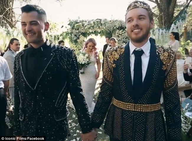 Úc: Đám cưới đẹp như cổ tích của cặp đôi đồng tính nam khiến nhiều người xuýt xoa - Ảnh 7.