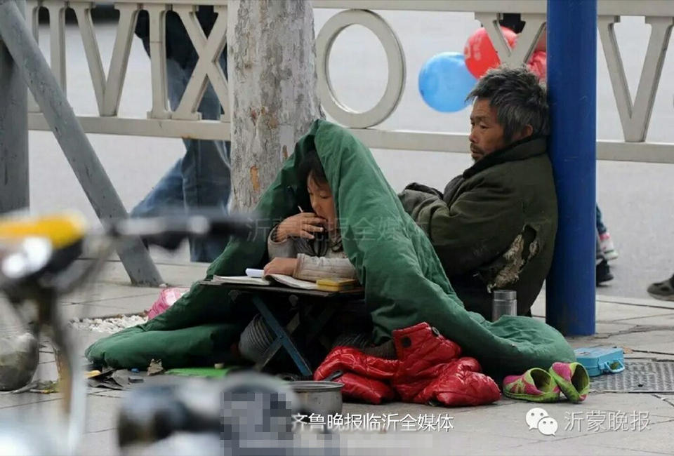 Cô bé 6 tuổi trùm chăn ngồi học bên vệ đường khiến nhiều người không khỏi xót xa - Ảnh 1. Cô bé 6 tuổi trùm chăn ngồi học bên vệ đường khiến nhiều người không khỏi xót xa - Ảnh 1.