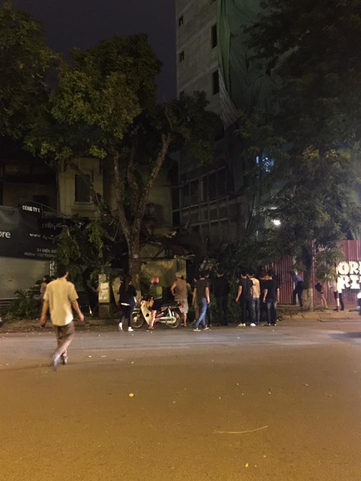 Hà Nội: Cây to bên đường đổ sập cửa hàng bán điện thoại Vertu - Ảnh 1. Hà Nội: Cây to bên đường đổ sập cửa hàng bán điện thoại Vertu - Ảnh 1.
