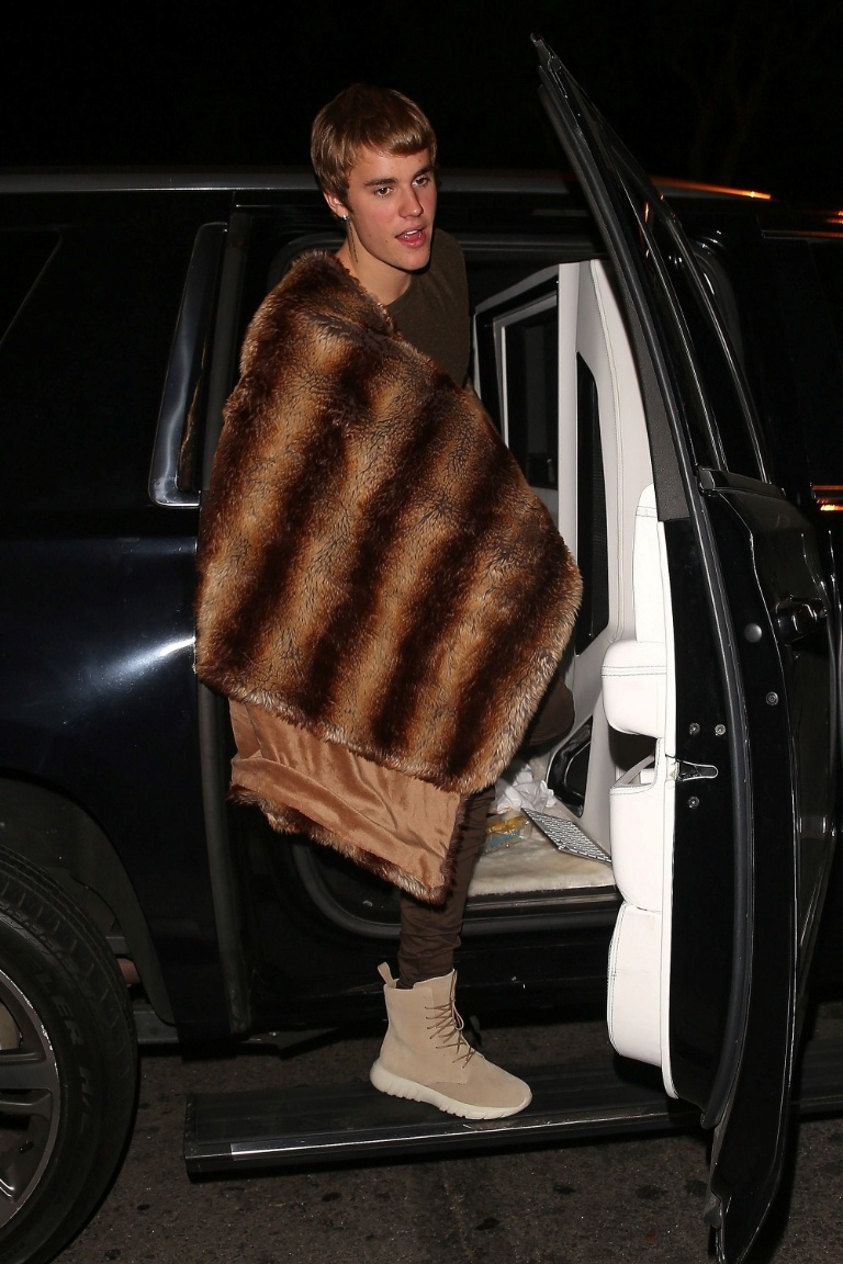 Có một sự giống không hề nhẹ! Chăn lông sang chảnh của Justin Bieber bị ví như món ức gà nướng - Ảnh 1. Có một sự giống không hề nhẹ! Chăn lông sang chảnh của Justin Bieber bị ví như món ức gà nướng - Ảnh 1.