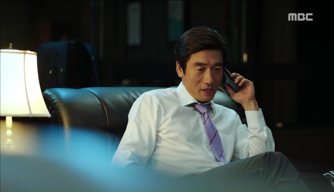 “W”: Han Hyo Joo sửng sốt khi Lee Jong Suk có trong tay quyển W số 34 - Ảnh 14. “W”: Han Hyo Joo sửng sốt khi Lee Jong Suk có trong tay quyển W số 34 - Ảnh 14.