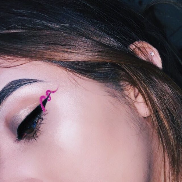 Kẻ eyeliner thường đã khó, nay các nàng còn thi nhau kẻ kiểu đánh đố như thế này - Ảnh 3.