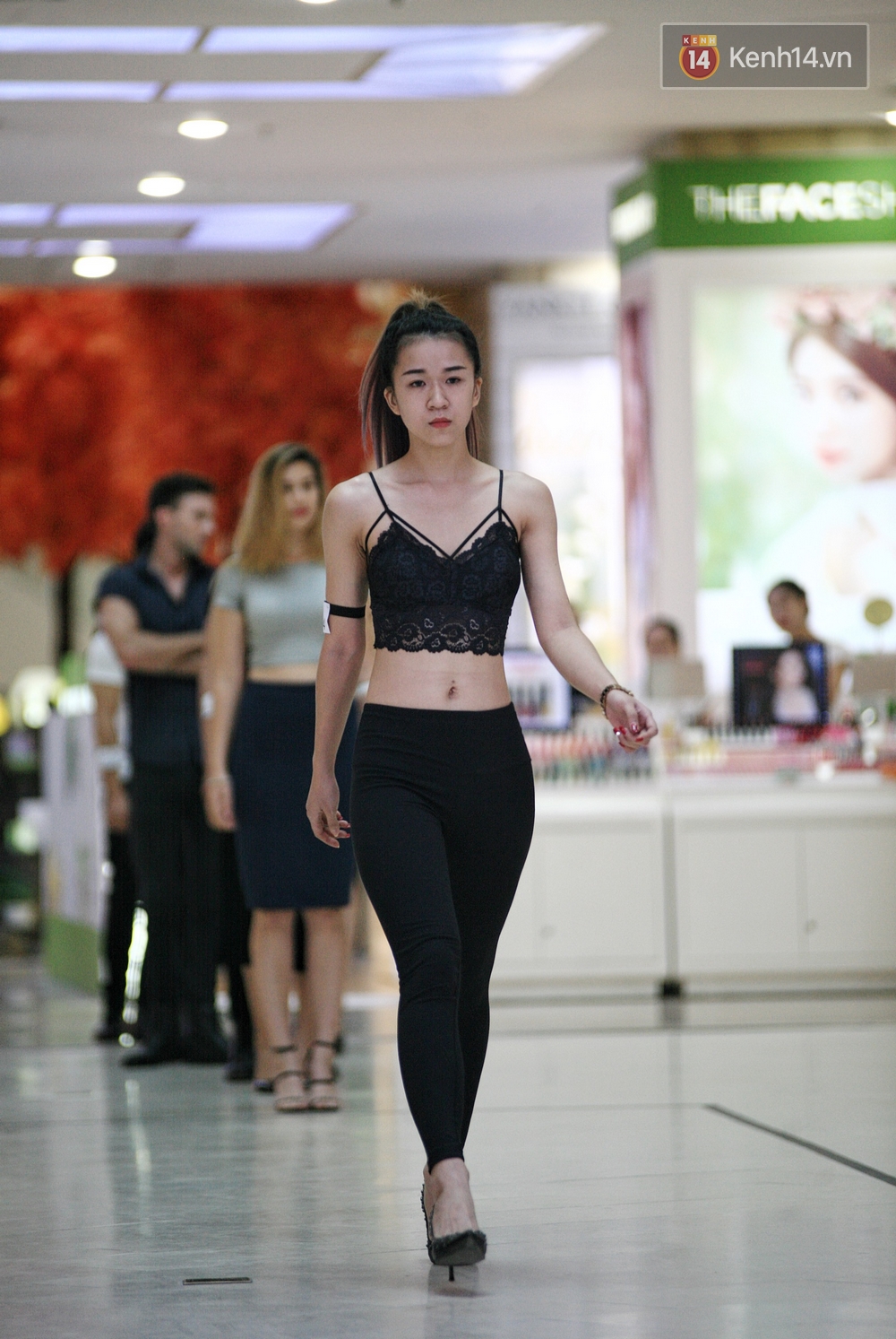 Vietnam International Fashion Week rục rịch tuyển mẫu, chuẩn bị tổ chức tại Hà Nội - Ảnh 10. Vietnam International Fashion Week rục rịch tuyển mẫu, chuẩn bị tổ chức tại Hà Nội - Ảnh 10.
