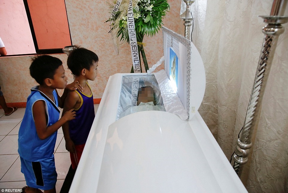 Chùm ảnh: Hơn 3.700 người đã chết trong cuộc chiến chống tội phạm ma túy ở Philippines - Ảnh 11. Chùm ảnh: Hơn 3.700 người đã chết trong cuộc chiến chống tội phạm ma túy ở Philippines - Ảnh 11.