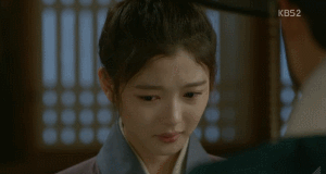 “Moonlight”: Thế tử Park Bo Gum tự tay cắt đứt vòng hẹn ước với Kim Yoo Jung - Ảnh 12. “Moonlight”: Thế tử Park Bo Gum tự tay cắt đứt vòng hẹn ước với Kim Yoo Jung - Ảnh 12.