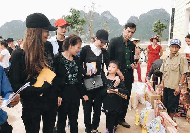 Không chỉ Phan Anh, Hà Hồ mà hàng loạt sao Việt cũng lên đường cứu trợ bà con miền Trung - Ảnh 1. Không chỉ Phan Anh, Hà Hồ mà hàng loạt sao Việt cũng lên đường cứu trợ bà con miền Trung - Ảnh 1.