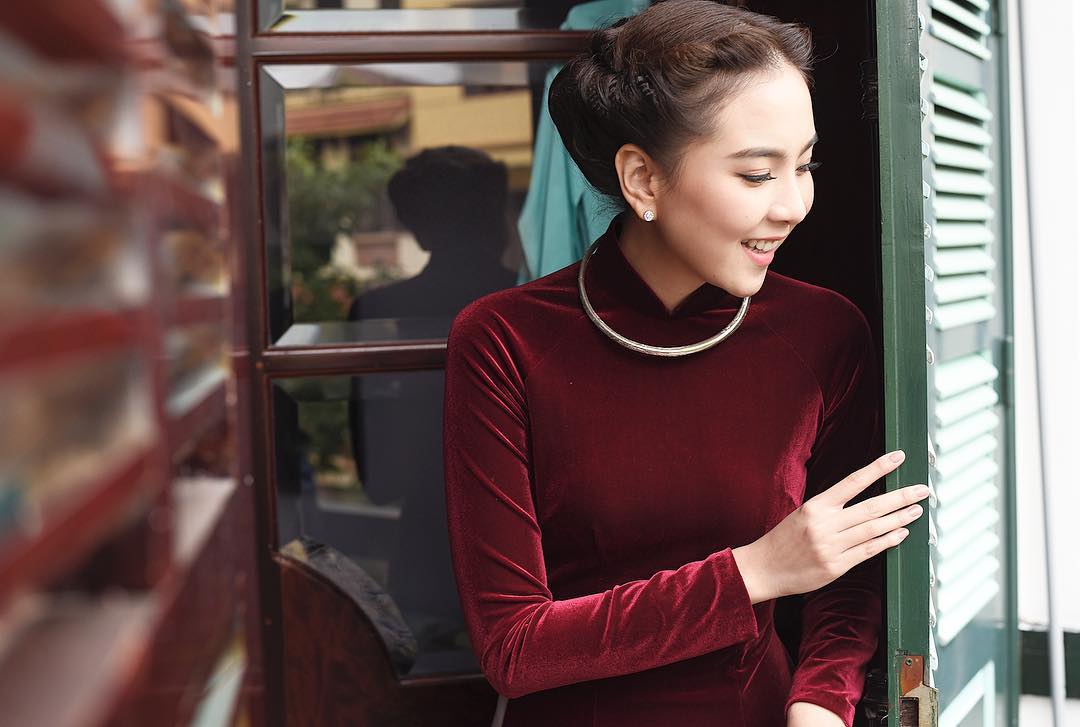 Ngắm trọn bộ 7 chiếc váy cưới, 4 bộ áo dài cùng loạt phụ kiện xa xỉ của cô gái thời tiết Mai Ngọc - Ảnh 21. Ngắm trọn bộ 7 chiếc váy cưới, 4 bộ áo dài cùng loạt phụ kiện xa xỉ của cô gái thời tiết Mai Ngọc - Ảnh 21.