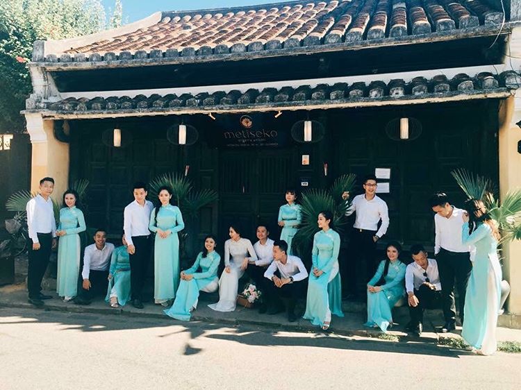 Ngắm trọn bộ 7 chiếc váy cưới, 4 bộ áo dài cùng loạt phụ kiện xa xỉ của cô gái thời tiết Mai Ngọc - Ảnh 28. Ngắm trọn bộ 7 chiếc váy cưới, 4 bộ áo dài cùng loạt phụ kiện xa xỉ của cô gái thời tiết Mai Ngọc - Ảnh 28.