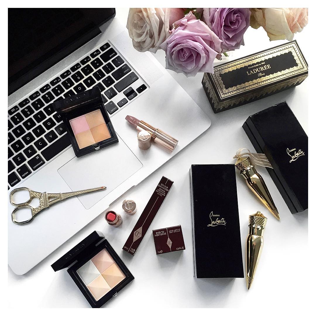 Cô nàng gốc Việt với BST hàng trăm món mỹ phẩm và Instagram toàn ảnh flat lay siêu đẹp - Ảnh 12.