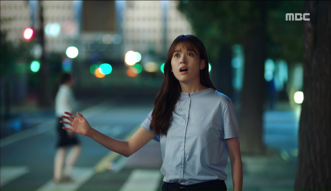 “W”: Han Hyo Joo sửng sốt khi Lee Jong Suk có trong tay quyển W số 34 - Ảnh 17. “W”: Han Hyo Joo sửng sốt khi Lee Jong Suk có trong tay quyển W số 34 - Ảnh 17.