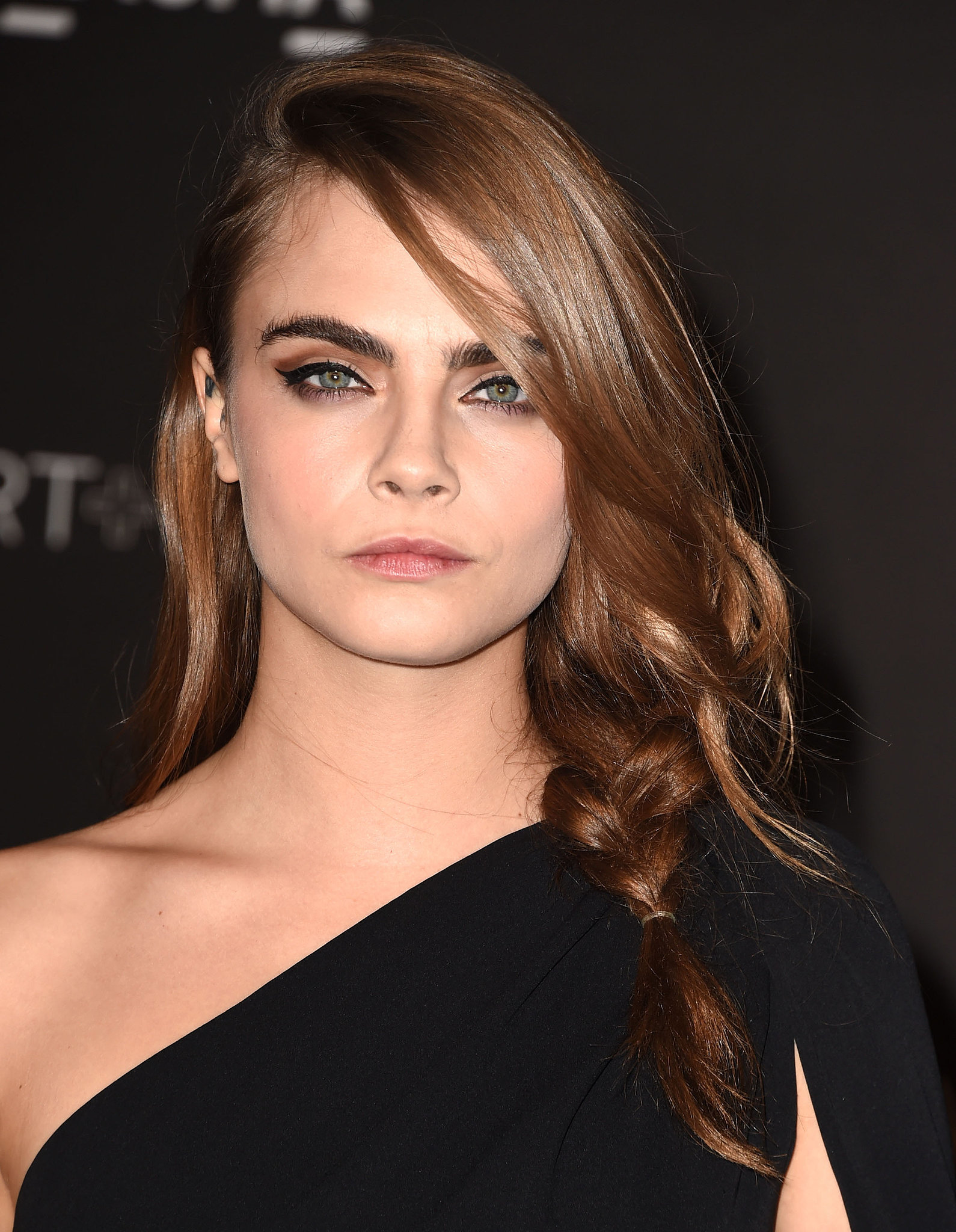 Giải mã kiểu tóc tết lệch sexy phá đảo thế giới ảo của Selena Gomez - Ảnh 12. Giải mã kiểu tóc tết lệch sexy phá đảo thế giới ảo của Selena Gomez - Ảnh 12.