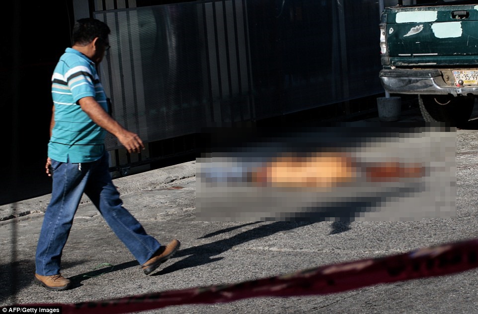 Chùm ảnh: Cảnh tượng đen tối tại một trong những thành phố nguy hiểm nhất thế giới - Ảnh 12. Chùm ảnh: Cảnh tượng đen tối tại một trong những thành phố nguy hiểm nhất thế giới - Ảnh 12.