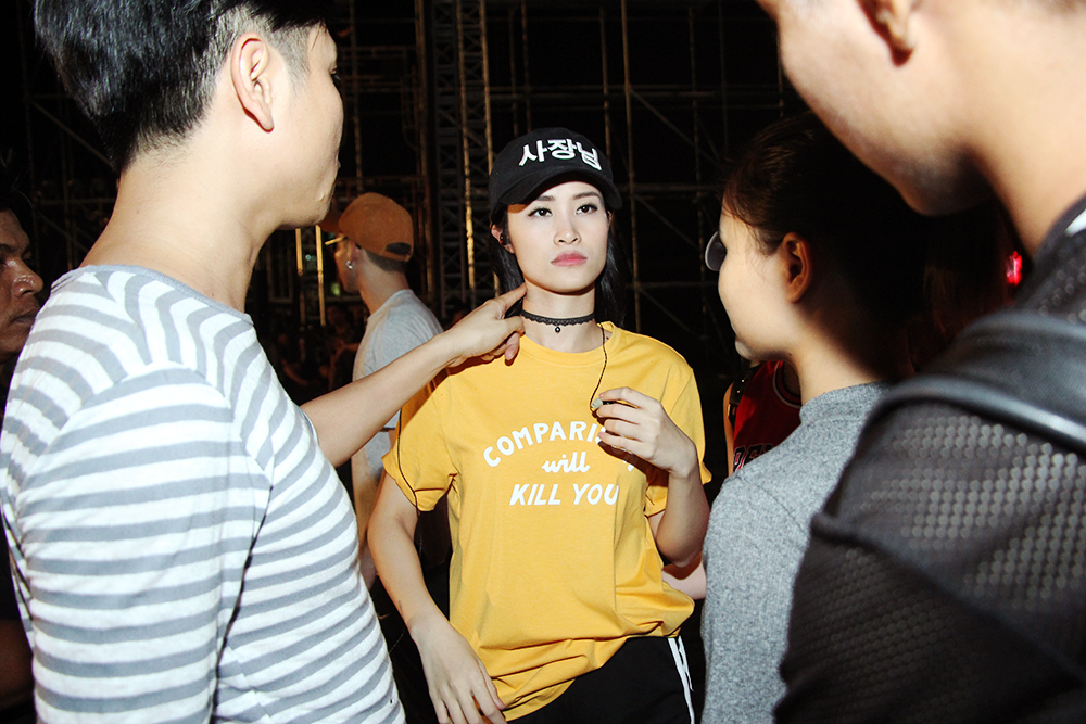 Đông Nhi cùng ê-kíp chạy sân khấu cho liveshow đến 4 giờ sáng - Ảnh 9. Đông Nhi cùng ê-kíp chạy sân khấu cho liveshow đến 4 giờ sáng - Ảnh 9.