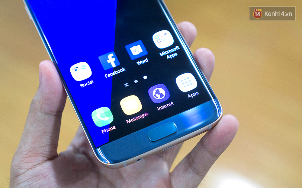 Ngắm Galaxy S7 edge Xanh Coral cực đẹp vừa được Samsung giới thiệu tại Việt Nam - Ảnh 5. Ngắm Galaxy S7 edge Xanh Coral cực đẹp vừa được Samsung giới thiệu tại Việt Nam - Ảnh 5.
