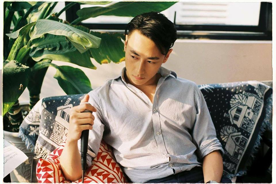 Gần đây, Rocker Nguyễn lại khiến dân tình ngây ngất vì loạt clip đàn hát rất nghệ! - Ảnh 4. Gần đây, Rocker Nguyễn lại khiến dân tình ngây ngất vì loạt clip đàn hát rất nghệ! - Ảnh 4.